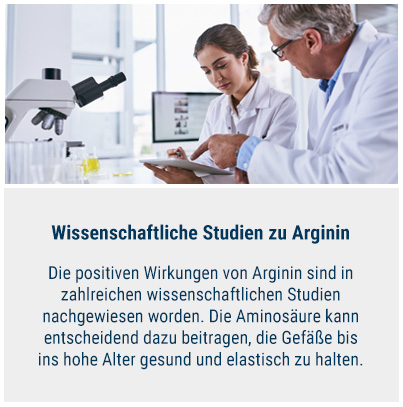 Wissenschaftler sitzen in einem Labor vor einem Mikroskop und schauen auf ein Tablet
