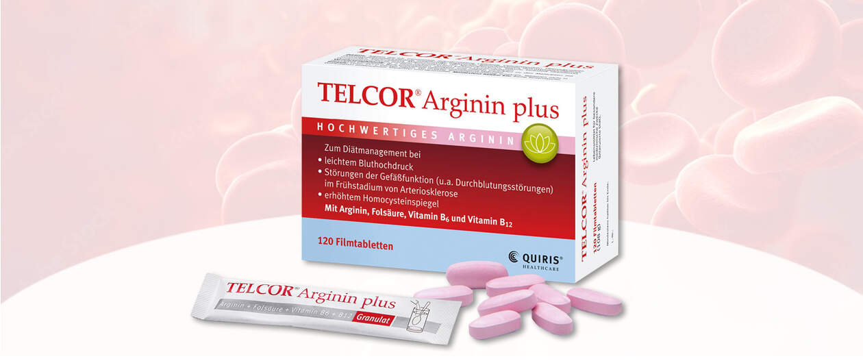 Telcor Arginin plus Produktverpackung steht auf einem Tisch. Links ist ein Siegel mit 20 Jahre Qualität und rechts ein grüner Kreis mit dem Text: Nr.1 Arginin-Produkt in der Apotheke
