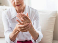 Ältere Dame hält ihre eine Hand fest