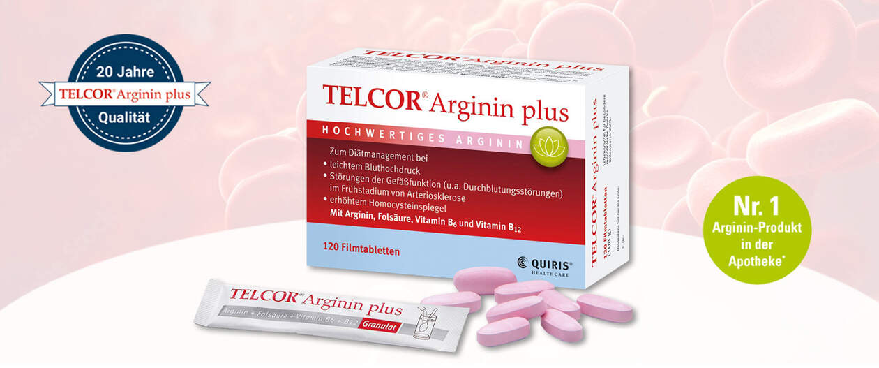 Telcor Arginin plus Produktverpackung steht auf einem Tisch. Links ist ein Siegel mit 20 Jahre Qualität und rechts ein grüner Kreis mit dem Text: Nr.1 Arginin-Produkt in der Apotheke